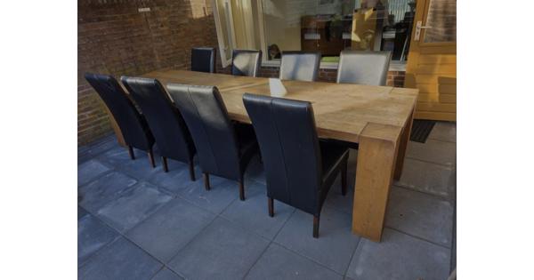 Grote eettafel, 8 stoelen en een salontafel