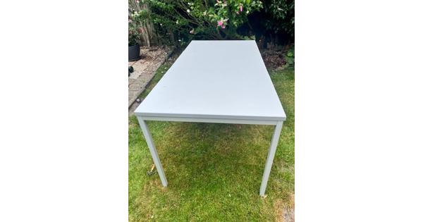 Grijze metalen - kunststof tafel