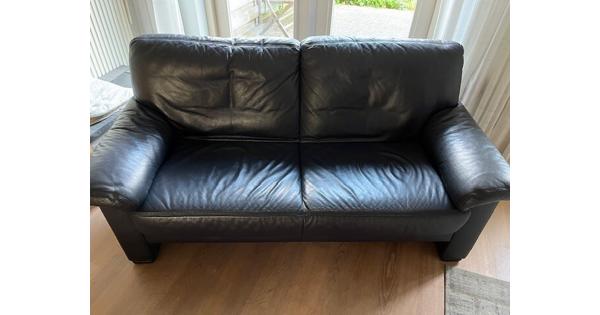 2 zits bank bekleed met donkerblauw leder.