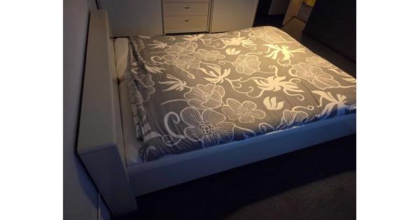 Tweepersoonsbed met lattenbodem en matrassen