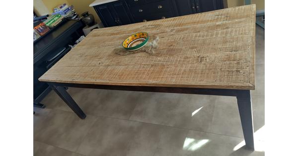 grote, rustieke eettafel, donkere poten, licht blad