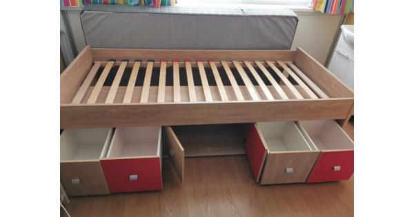 Stevig bed met veel opbergruimte 