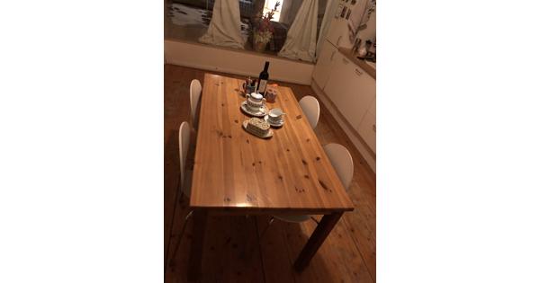 Houten eettafel en 4 witte stoelen