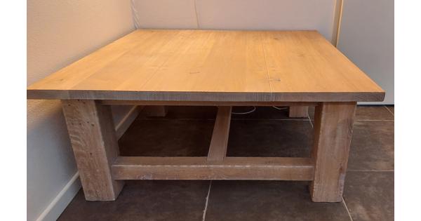 Robuste houten salontafel vierkant.