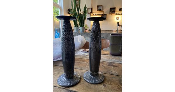 Twee keramieken kandelaars