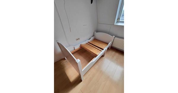 Grenen kinderbed dat meegroeit