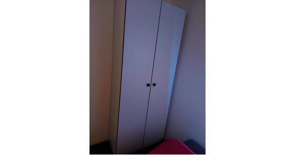 Witte kast met planken