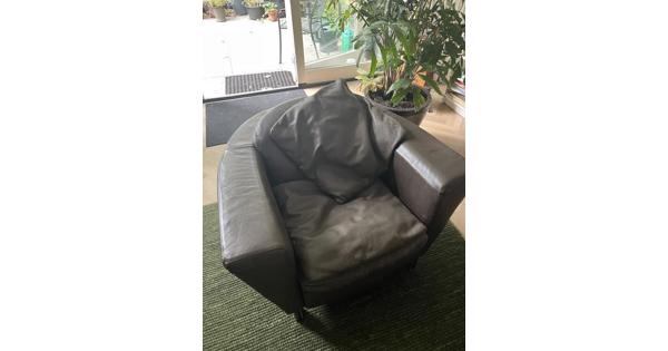 Twee comfortabele leren fauteuils