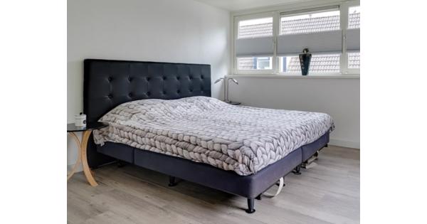 BOXSPRING 2 persoons z.g.a.n met mooi hoofdbord 