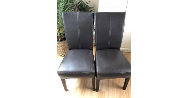 2 eetkamerstoelen met bruine bekleding