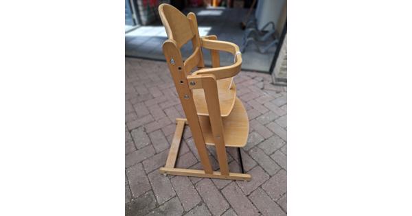 Houten kinderstoel met afneembare beugel