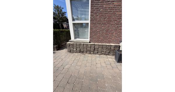 Gratis af te halen 170 tuintegels voor oprit of tuin