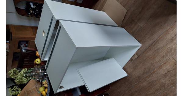 2 kastjes, 1 deur, Ophang.