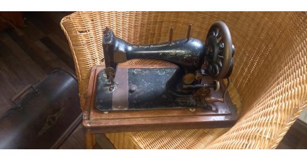 Ongeveer 80 jaar oude naaimachine