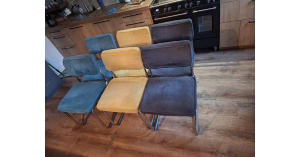 Gratis 6 eetkamer stoelen