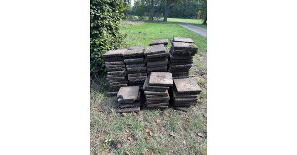 ongeveer 150 betonnen tegels