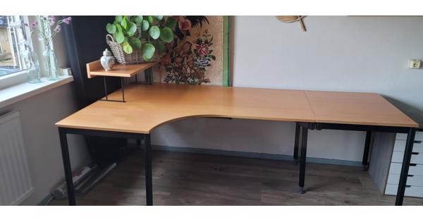 Heel degelijk mooi bureau 