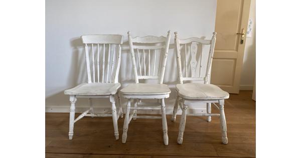 Brocante witte houten stoeltjes (per 3 op te halen)