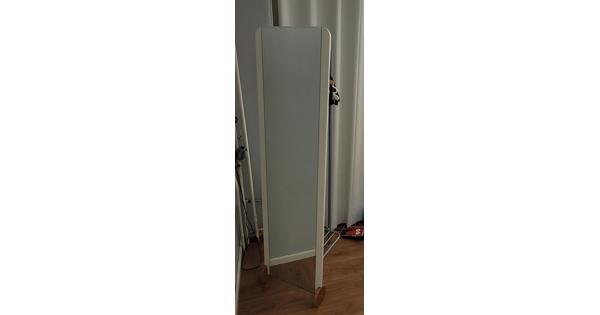 Stand spiegel met kledingrek 