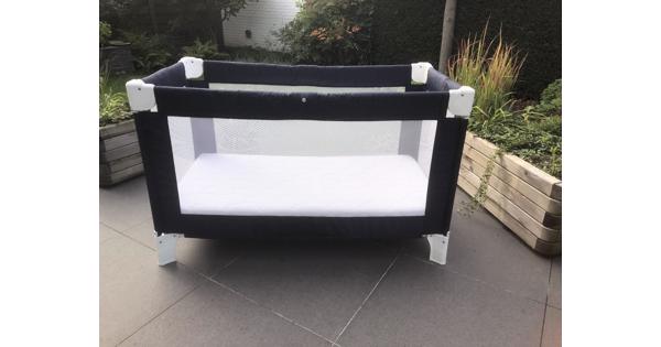 Stevig campingbedje plus schoon matras