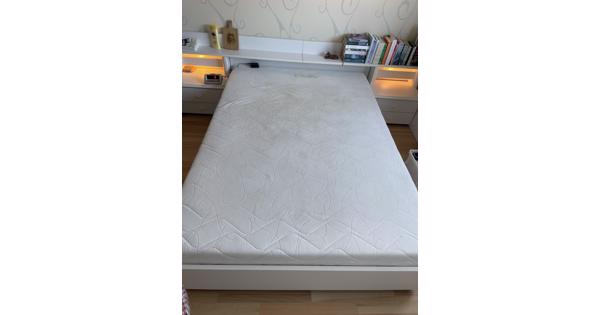 Compleet witte 2-persoonsbed met matras en lattenbodem