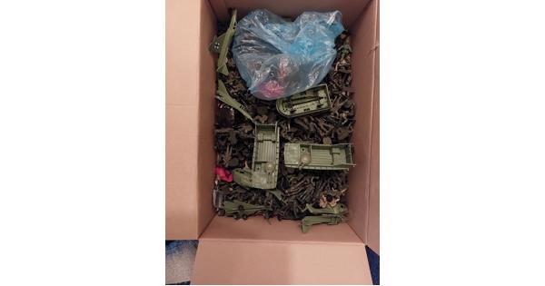 Doos vol plastic soldaatjes en voertuigen. 