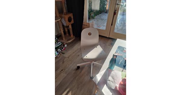 Huisjesbed, bureaus, stoelen en kleed. 