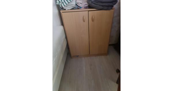 Banken,tafel, stoelen en kasten.