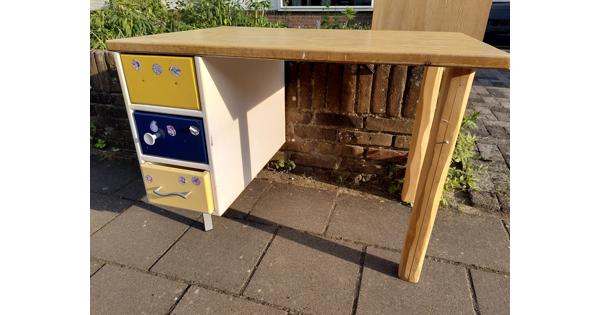 Vrolijk bureau voor kinderen 