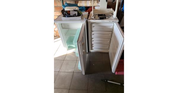 Een tafelmodel koelkast 140l en dito vrieskast