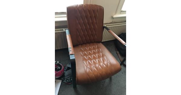 2 fauteuils met beschadigingen in cognackleur