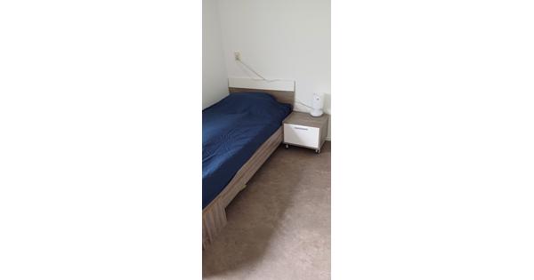 Bed, nachtkastje, kledingkast 
