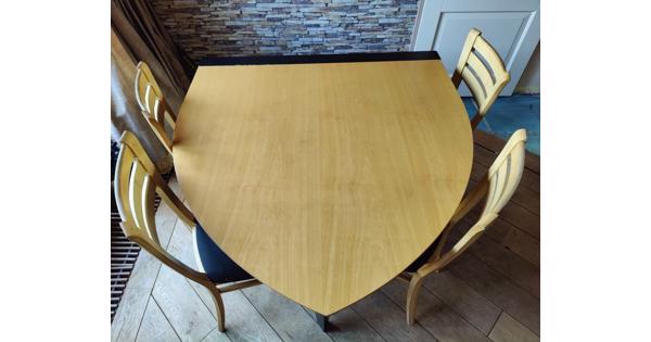 Eettafel met vier stoelen