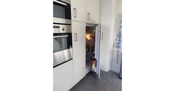 Groot rvs kookeiland met zijbouw en apparatuur 