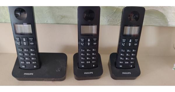 Set van 3 vaste telefoons met dockings. Kleur glans zwart.