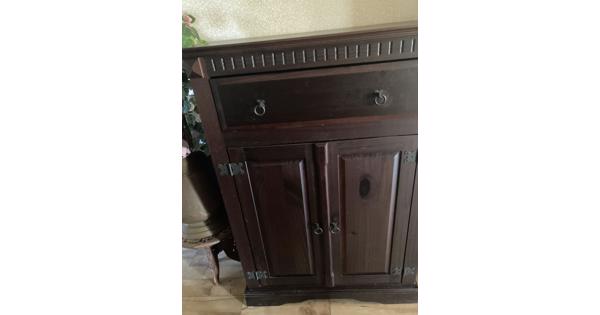 Mooie houten kast met deuren lade