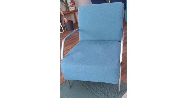 Blauwe fauteuil van WOOOD