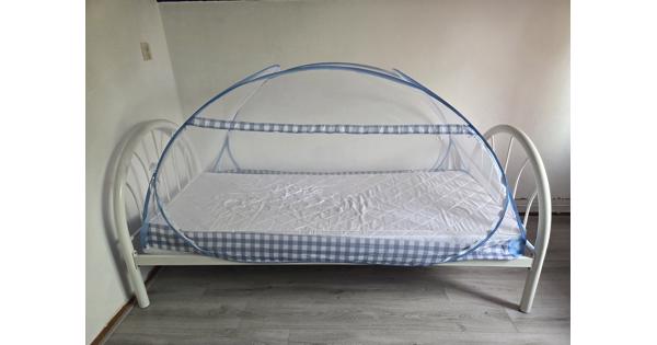 1 persoonsbed met matras en klamboe