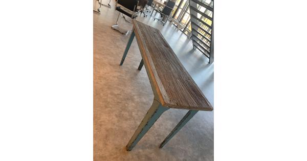 Retro tafel met metalen poten / onderstel