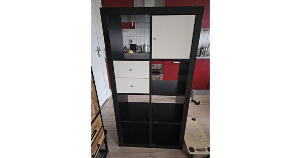 Zwarte ikea kast met witte kastdelen