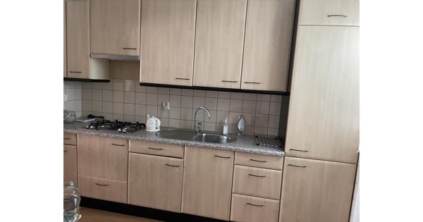 Gratis keuken, incl diepvries, ijskasr en gasfornuis