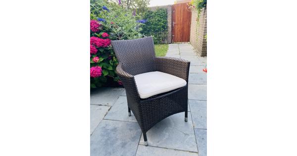 6 bruine tuinstoelen met kussen