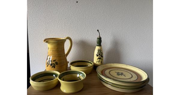 Schalen en borden aardewerk mediterraan gedecoreerd 
