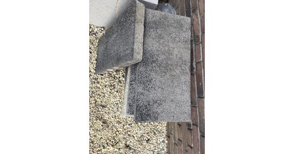 9 grijze terrastegels van 30 bij 60 cm