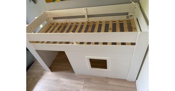 Bed met trapje en speelruimte