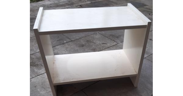 Wit houten bijzettafeltje