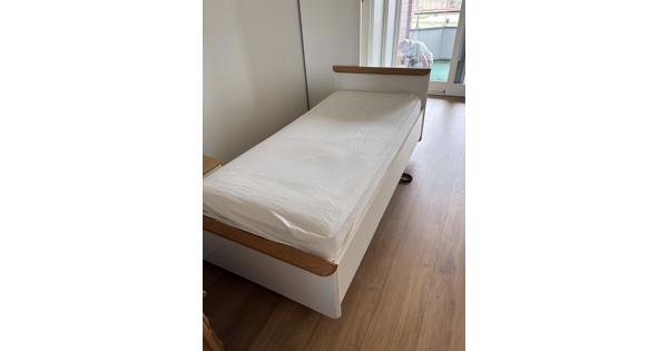 Elektrisch bed met twee nachtkastjes