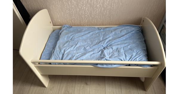 Peuterbed met matras en beddengoed