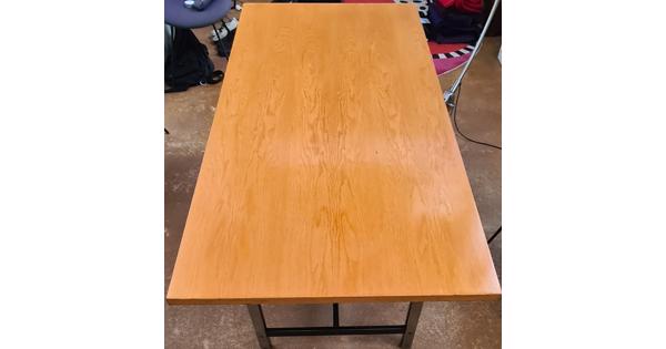 Eettafel modern staal onderstel blad beschadigd