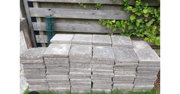 Betontegels 30 x 30 cm. Ca 150 stuks. GRATIS . LOENEN